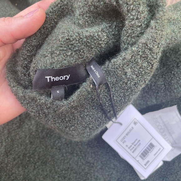 Theory Oversized Turtleneck Sweater in Wool Bouclé Green S - Picture 8 of 9